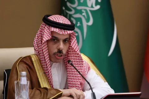 إسرائيل ترفض التعاون مع زيارة وزراء الخارجية العرب إلى الضفة الغربية المحتلة وتصف اجتماعهم مع عباس بأنه “استفزازي”