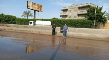 بالصور: إزالة مياه الأمطار وتنظيف الشوارع وصيانة بلاعات صرف المياه في رشيد