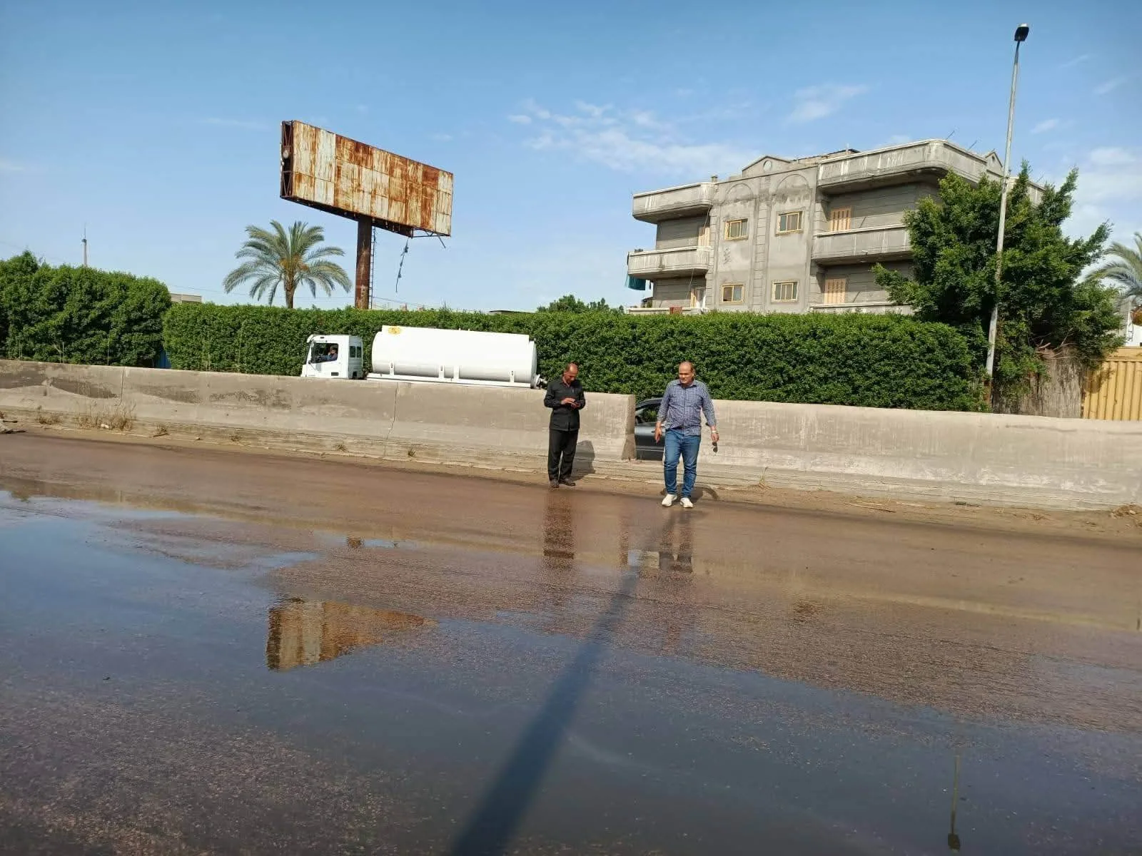 بالصور: إزالة مياه الأمطار وتنظيف الشوارع وصيانة بلاعات صرف المياه في رشيد بالصور: إزالة مياه الأمطار وتنظيف الشوارع وصيانة بلاعات صرف المياه في رشيد