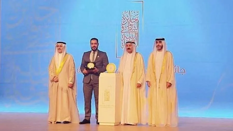 رئيس جامعة أسيوط يهنئ الدكتور الحسن قطب بمناسبة حصوله على جائزة الشارقة في المالية العامة. رئيس جامعة أسيوط يهنئ الدكتور الحسن قطب بمناسبة حصوله على جائزة الشارقة في المالية العامة.