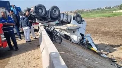 مصرع شخصين وإصابة 9 آخرين جراء انقلاب سيارة نقل في الفيوم مصرع شخصين وإصابة 9 آخرين جراء انقلاب سيارة نقل في الفيوم