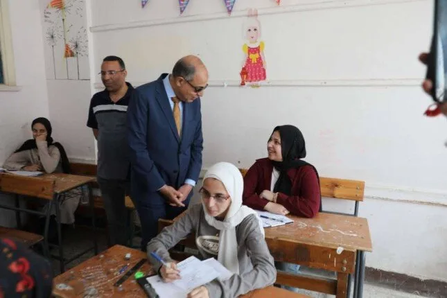 محافظ المنيا يزور لجان امتحانات الشهادة الإعدادية والدبلومات الفنية للاطمئنان على سير العملية الامتحانية محافظ المنيا يزور لجان امتحانات الشهادة الإعدادية والدبلومات الفنية للاطمئنان على سير العملية الامتحانية