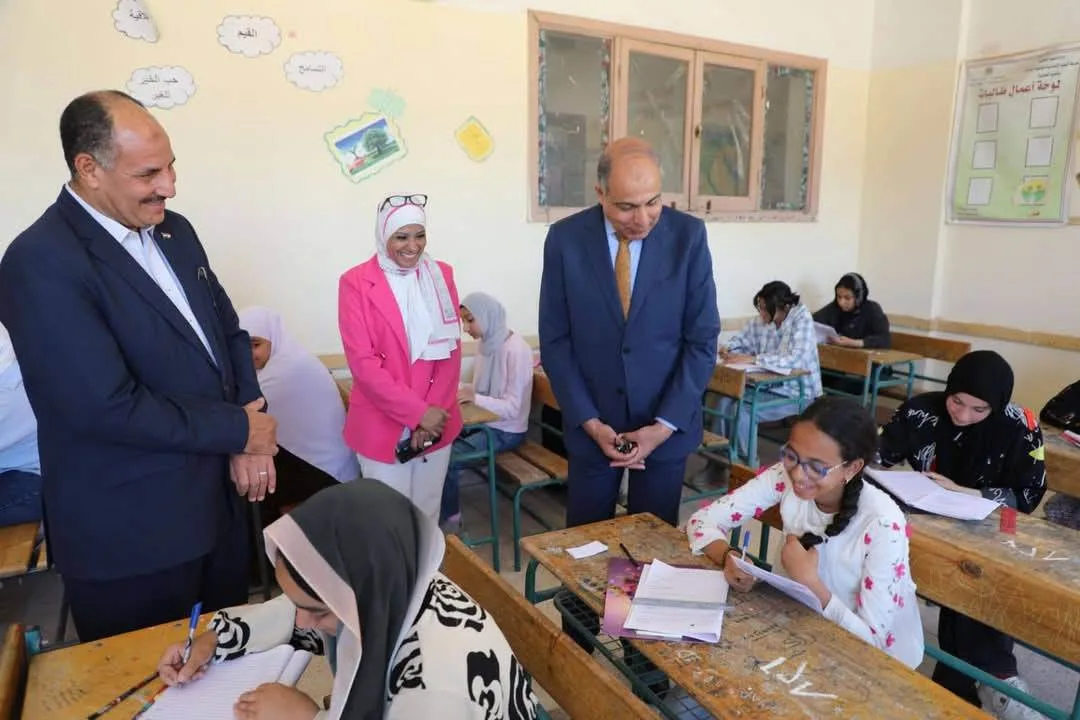 محافظ المنيا يزور لجان امتحانات الإعدادية والدبلومات الفنية ويؤكد على انتظام سير الامتحانات.. صور محافظ المنيا يزور لجان امتحانات الإعدادية والدبلومات الفنية ويؤكد على انتظام سير الامتحانات.. صور