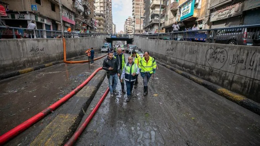 شركة مياه الإسكندرية تواصل عملها في إزالة تجمعات مياه الأمطار