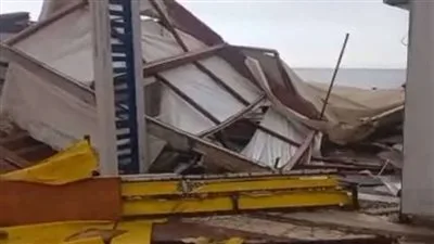 بعد العواصف… مقاهي الواجهة البحرية تصبح كتلًا من الخشب. بعد العواصف… مقاهي الواجهة البحرية تصبح كتلًا من الخشب.