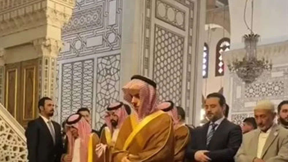 وزير الخارجية السعودي يؤدي الصلاة في المسجد الأموي بدمشق (فيديو) وزير الخارجية السعودي يؤدي الصلاة في المسجد الأموي بدمشق (فيديو)