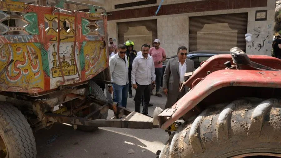 محافظ الدقهلية يتخذ إجراءً ضد جرار لنقله مخلفات هدم على الطريق العام محافظ الدقهلية يتخذ إجراءً ضد جرار لنقله مخلفات هدم على الطريق العام