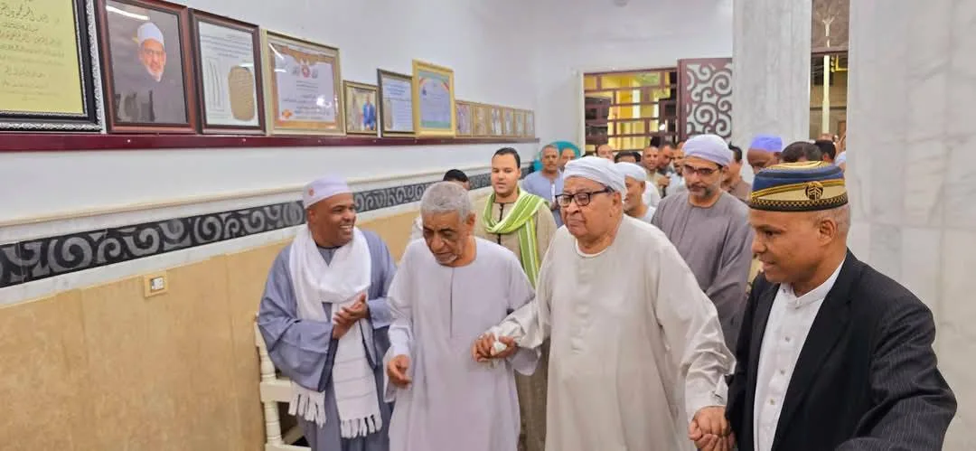 تحت قيادة شقيق شيخ الأزهر، الخلوتية الحسانية تُنظم مجموعة من الزيارات لـ’الساحات الصوفية في الصعيد’ (صور) تحت قيادة شقيق شيخ الأزهر، الخلوتية الحسانية تُنظم مجموعة من الزيارات لـ’الساحات الصوفية في الصعيد’ (صور)