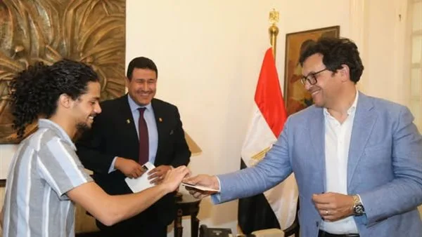 وزير الثقافة يمنح بطاقات “أهلاً وسهلاً بالطلبة” لأوائل المشاركين في المبادرة وزير الثقافة يمنح بطاقات “أهلاً وسهلاً بالطلبة” لأوائل المشاركين في المبادرة