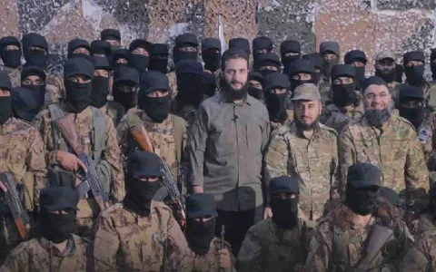 قوانين السلوك والانضباط العسكري في “سورية الجديدة”: هل يشمل “الدفاع عن الوطن” مواجهة إسرائيل؟ وهل فقد الجيش السوري صفته “العربية”؟ ماذا عن “المُتفلّتين المُعسكرين” وموضوع “لحى العسكريين”؟ هل تعتبر لحية الشرع معيارًا؟ قوانين السلوك والانضباط العسكري في “سورية الجديدة”: هل يشمل “الدفاع عن الوطن” مواجهة إسرائيل؟ وهل فقد الجيش السوري صفته “العربية”؟ ماذا عن “المُتفلّتين المُعسكرين” وموضوع “لحى العسكريين”؟ هل تعتبر لحية الشرع معيارًا؟