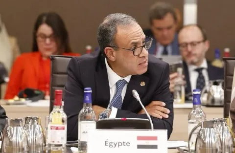 وزير الخارجية المصري يسافر إلى عمان لمناقشة التطورات الأخيرة في غزة وزير الخارجية المصري يسافر إلى عمان لمناقشة التطورات الأخيرة في غزة