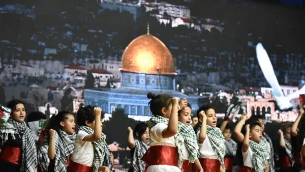 طلاب 6 أكتوبر يعبرون عن دعمهم لفلسطين في نهاية الفعاليات المدرسية