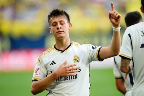 ريال مدريد يحتل المرتبة الأولى في قائمة فوربس كأعلى نادٍ كرة قدم قيمة عالميًا. ريال مدريد يحتل المرتبة الأولى في قائمة فوربس كأعلى نادٍ كرة قدم قيمة عالميًا.