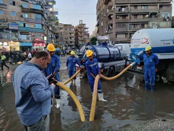 محافظ الغربية يتفقد جهود سحب مياه الأمطار في المحلة ويصدر توجيهاته