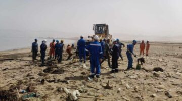 البيئة تكثف عملها للسيطرة  على بقة التلوث البترولي بمدينة أبورديس