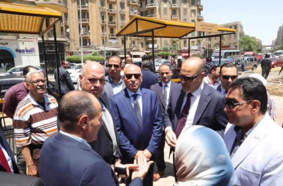 وزير العمل ومحافظ القاهرة يتفقدان أماكن انتظار لائقة لعمال التراحيل بباب الشعرية وزير العمل ومحافظ القاهرة يتفقدان أماكن انتظار لائقة لعمال التراحيل بباب الشعرية