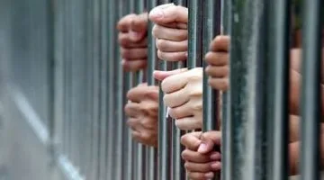 طفل يتعرض لإصابة خطيرة برصاصة من سلاح والد أحد أصدقائه بكفر الشيخ
