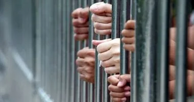 طفل يتعرض لإصابة خطيرة برصاصة من سلاح والد أحد أصدقائه بكفر الشيخ طفل يتعرض لإصابة خطيرة برصاصة من سلاح والد أحد أصدقائه بكفر الشيخ