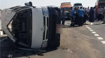 إصابة 11 فردًا نتيجة انقلاب حافلة صغيرة في المنيب