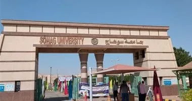 رئيس جامعة سوهاج: أكثر من نصف مليون مواطن ترددوا على مستشفيات الجامعة بـ2024 رئيس جامعة سوهاج: أكثر من نصف مليون مواطن ترددوا على مستشفيات الجامعة بـ2024