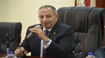 محافظ بورسعيد يشارك في توزيع الأجهزة الكهربائية على الأسر المحتاجة.