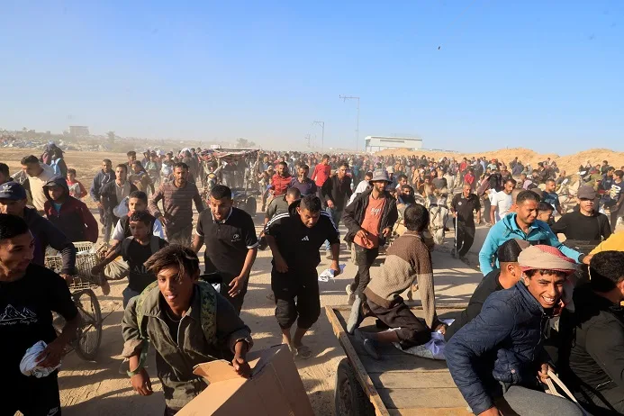 فيديو: عناصر من شركة الأمن الأمريكية يطلقون النار على فلسطينيين خلال استلامهم المساعدات في غزة فيديو: عناصر من شركة الأمن الأمريكية يطلقون النار على فلسطينيين خلال استلامهم المساعدات في غزة