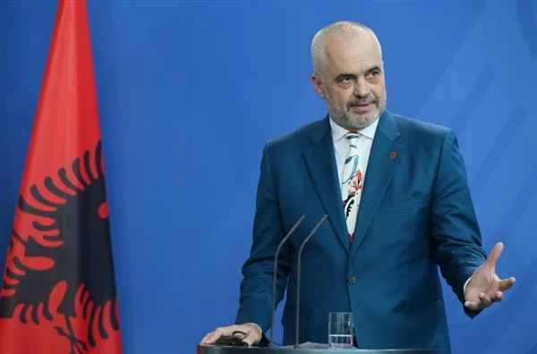 رئيس وزراء ألبانيا يعبر عن امتنانه للناخبين بعد فوزه الكبير ويؤكد التزامه بالانضمام إلى الاتحاد الأوروبي بحلول عام 2030. رئيس وزراء ألبانيا يعبر عن امتنانه للناخبين بعد فوزه الكبير ويؤكد التزامه بالانضمام إلى الاتحاد الأوروبي بحلول عام 2030.
