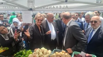 سفيرة الاتحاد الأوروبي تزور سوق المزارعين في الإسكندرية