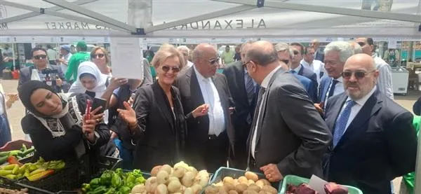 سفيرة الاتحاد الأوروبي تزور سوق المزارعين في الإسكندرية