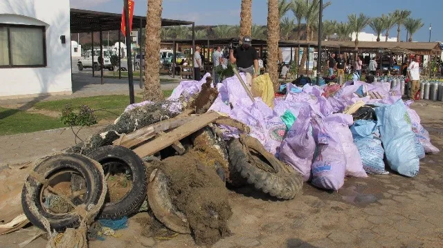 جمع 900 كيلوغرام من النفايات خلال المرحلة الأولى لمبادرة تنظيف البحر في شرم الشيخ جمع 900 كيلوغرام من النفايات خلال المرحلة الأولى لمبادرة تنظيف البحر في شرم الشيخ