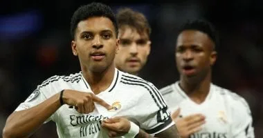 صراع ثلاثي إنجليزي علي رودريجو لاعب ريال مدريد صراع ثلاثي إنجليزي علي رودريجو لاعب ريال مدريد