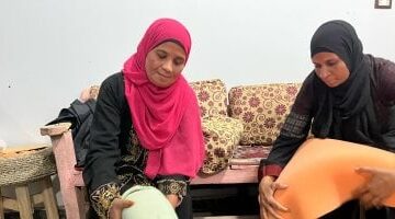 سيدات قنا الجدعان يحترفن إعادة تدوير إطارات السيارات لقطع فنية.. صور