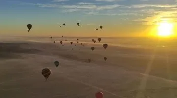 البالون الطائر بالأقصر سحر خاص يبهج سياح العالم بسماء البر الغربى.. صور