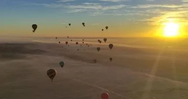 البالون الطائر بالأقصر سحر خاص يبهج سياح العالم بسماء البر الغربى.. صور البالون الطائر بالأقصر سحر خاص يبهج سياح العالم بسماء البر الغربى.. صور