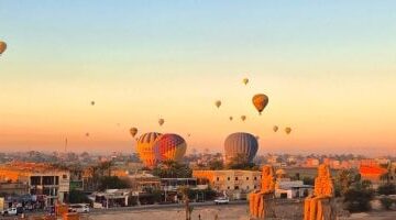 صورة اليوم.. البالونات الطائرة تبهر سياح العالم برحلات يومية فوق البر الغرب