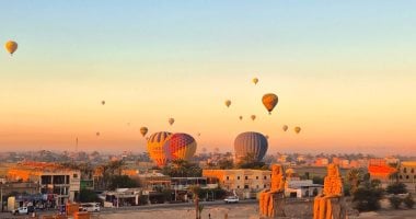صورة اليوم.. البالونات الطائرة تبهر سياح العالم برحلات يومية فوق البر الغرب صورة اليوم.. البالونات الطائرة تبهر سياح العالم برحلات يومية فوق البر الغرب