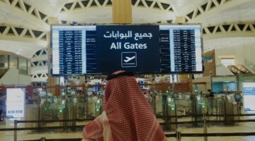 السعودية تفرض غرامة مالية "100,000" ريال بحق من يحاول إيواء حاملي تأشيرات الزيارة