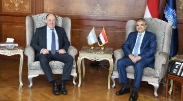 رئيس قناة السويس يبحث مع سفير الأرجنتين التعاون بمجالات التكريك ونظم الملاحة