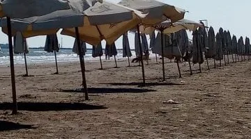 50 جنيها للأسرة.. تعرف على أسعار الشماسي والكراسي على شاطئ بورسعيد