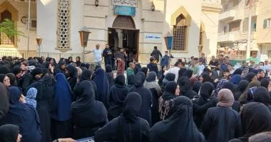 وصول جثمان طالبة كلية علوم الزقازيق إلى المسجد استعدادا لتشييع جنازتها وصول جثمان طالبة كلية علوم الزقازيق إلى المسجد استعدادا لتشييع جنازتها