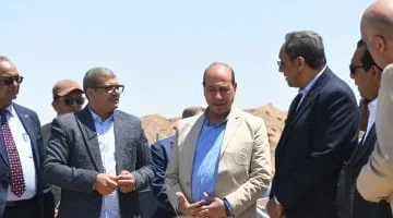 محافظ قنا ورئيس جهاز التعمير يتفقدان مشروع استصلاح 390 فدانًا