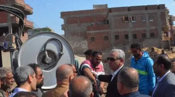 محافظ الغربية يجوب شوارع قرى المحلة الكبري ويتابع ميدانيًا مشروع الصرف الصحي