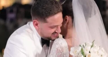 رنا رئيس تبدأ حفل زفافها بوصلة رقص على المسرح مع زوجها رنا رئيس تبدأ حفل زفافها بوصلة رقص على المسرح مع زوجها