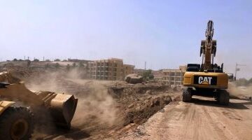 محافظ أسوان يتفقد مشروع تطوير وتوسعة طريق السادات