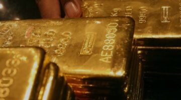 الذهب يرتفع مستفيدًا من جمود المحادثات التجارية والأسواق تترقب قرار الاحتياطي الفيدرالي