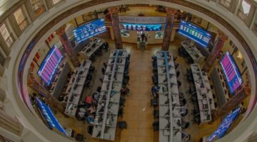 مؤشر قطاع العقارات بالبورصة يغلق منخفضًا بنسبة 0.01% في ختام التداولات