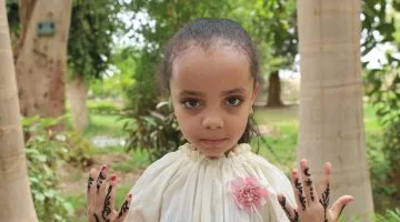 الحنة السودانى.. حكاية سيدة سودانية ترسم الحناء وتزين الأيادى بنقوش بديعة
