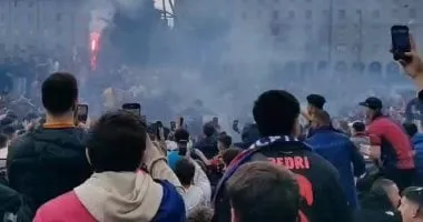 الإنتر ضد برشلونة.. الجماهير تشعل الأجواء فى ميلانو قبل القمة "فيديو" الإنتر ضد برشلونة.. الجماهير تشعل الأجواء فى ميلانو قبل القمة "فيديو"