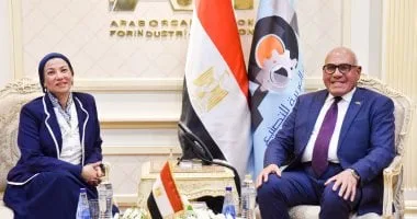 رئيس العربية للتصنيع ووزيرة البيئة يشهدان توقيع اتفاقيات مشترك رئيس العربية للتصنيع ووزيرة البيئة يشهدان توقيع اتفاقيات مشترك