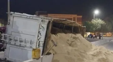 انقلاب شاحنة محملة بالرمال فوق كوبرى المحاميد بأسوان